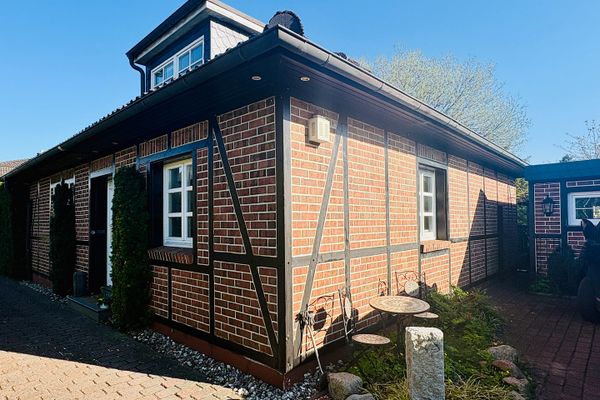 Einfamilienhaus mit Garten, Nebengebäude und genehmigtem Ausbau in Bergstedt