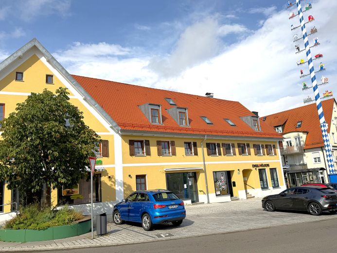 Rarità storica sulla piazza del mercato: appartamento di 3 locali completamente ristrutturato con accogliente balcone – Historisches Gebäude