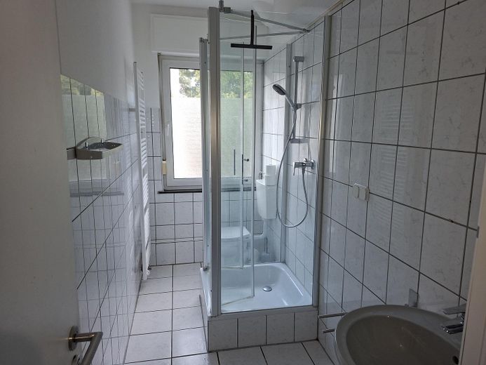 Stilvolles renoviertes Single-Apartment mit Altbau-Charme – Provisionsfrei! – Bad