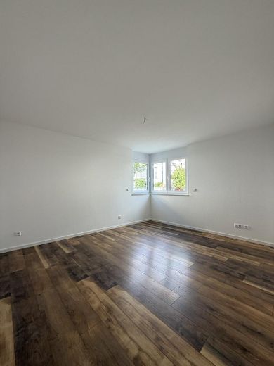 Trilocale al piano terra quasi nuovo con terrazza e giardino – Zimmer