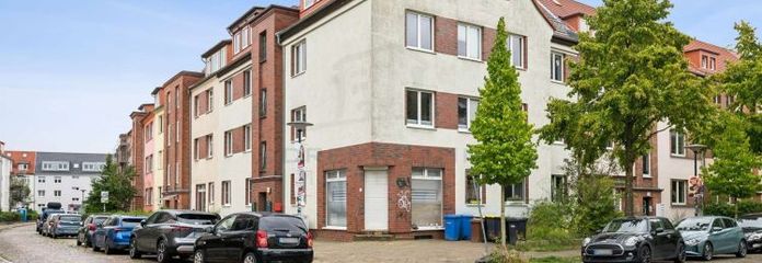 Sadece izlemek yerine tam merkezde: Rostock’ta modern ankastre mutfaklı şirin çatı katı dairesi