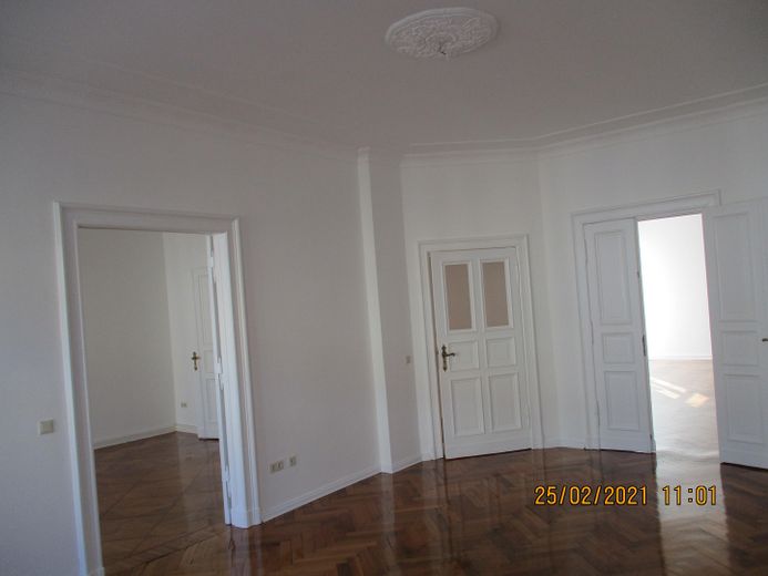 Wunderschöne große 5 Zimmer Altbauwohnung in zentraler Lage – 2 Straßenzimmer