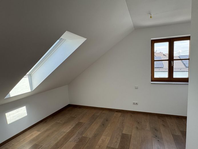 Große Dachgeschosswohnung mit Balkon und EBK in ruhiger Lage – Kinder/Arbeitszimmer 1