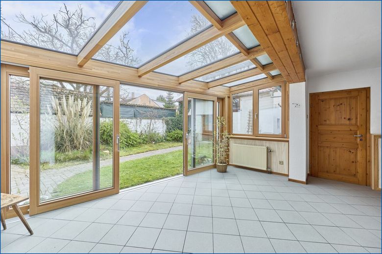 ** Reparaturbedürftiges freistehendes Einfamilienhaus **  in Haus-/Hofbauweise! – Wintergarten