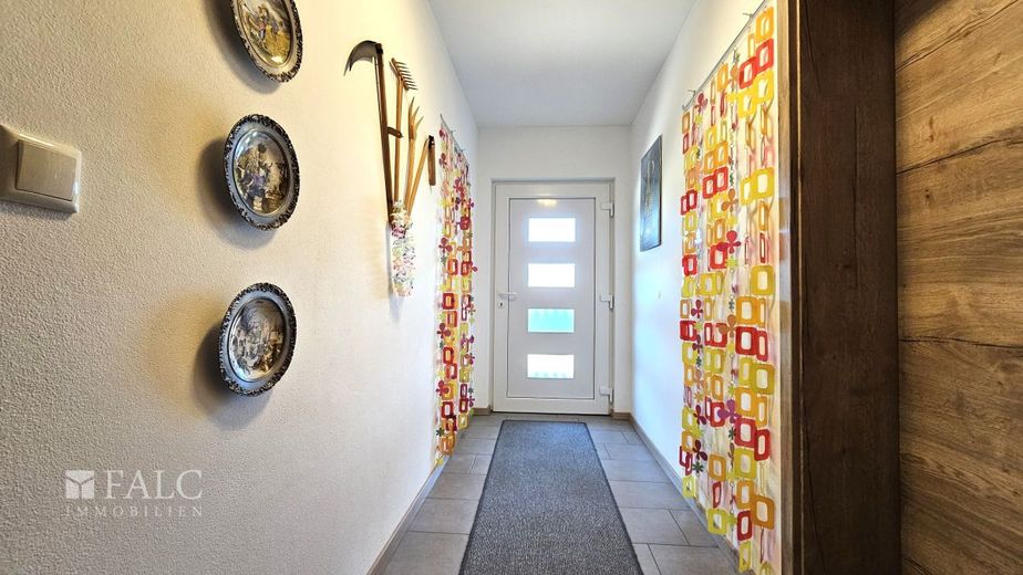 Neuwertiger Bungalow mit Einliegerwohnung &amp; hoher Energieeffizienz – Flur