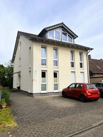 Hochwertige helle 3-Zi.-Whg., Einbauküche u. Balkon, in modernem 4-Fam.-Haus, Bestwohnlage Groovnähe – Haus Außenansicht Front