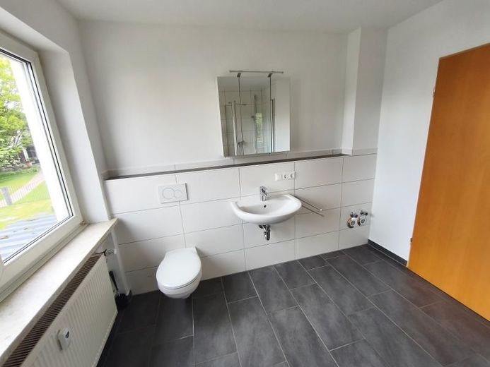2 Zi. EG Wohnung mit Balkon – Bad mit Badewanne und Dusche Bild 4