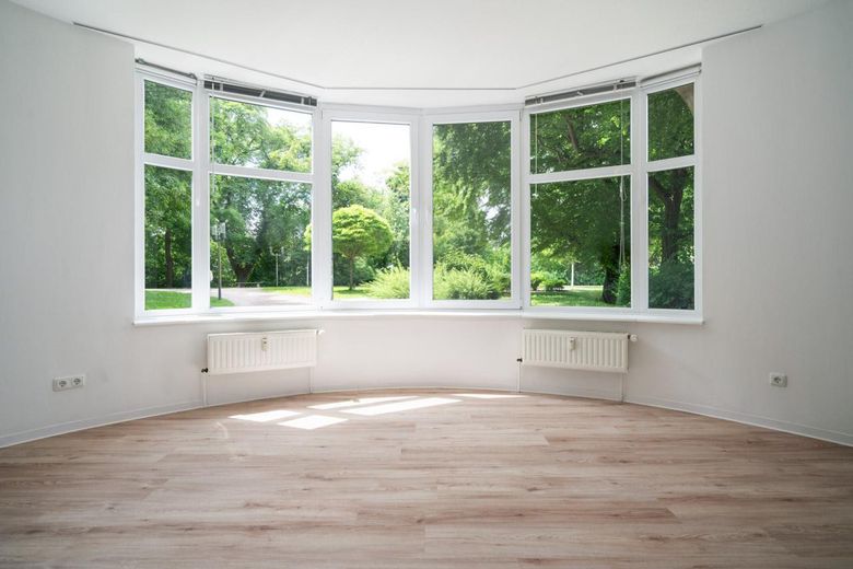 Bezugsfertige 2 Raumwohnung mit optimalem Grundriss am Wall in Greifswalder Innenstadt – Helles Wohnzimmer