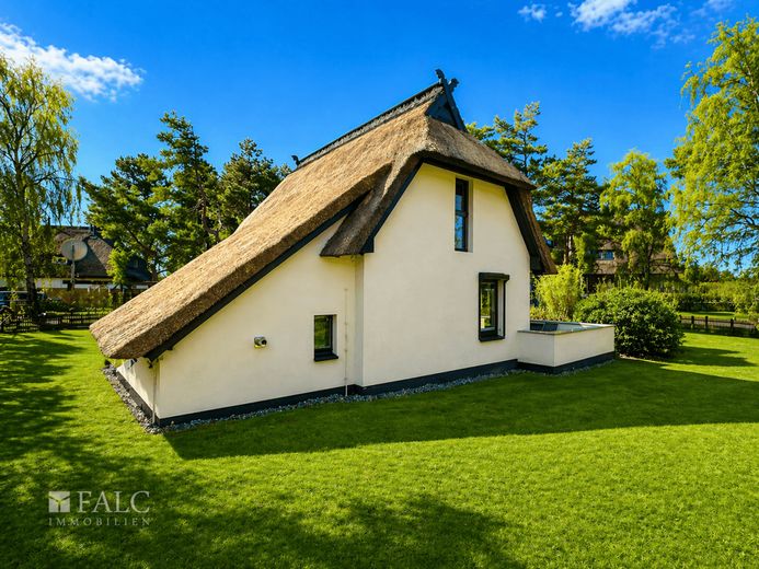 ***Erste Reihe, Reetdach, Ostsee - exklusives Ferienhaus in Ahrenshoop*** – Hofansicht Seite