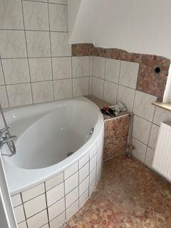 624 m² Grundstück mit Entwicklungspotenzial – modernisiertes Einfamilienhaus in Lorsch – OG Tageslichbad 
