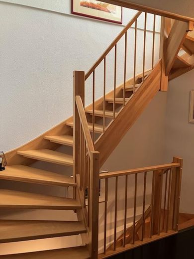 Raumwunder RMH, Fernwärme, Fußbodenheizung, Kamin, Vollkeller, ausgebautes DG, Doppelcarport – Treppe zum DG