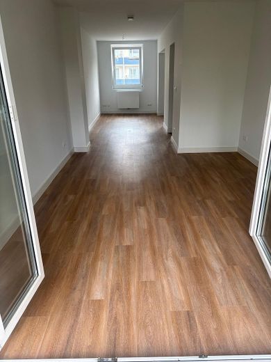 Helle, modernisierte 2-Zimmer-Wohnung mit Balkon und Einbauküche – Wohnzimmer