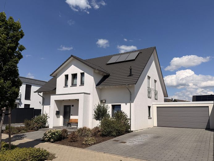 Modernes freistehendes Einfamilienhaus mit viel Platz & großem Garten | Baujahr 2021 – Straßenansicht mit Garage
