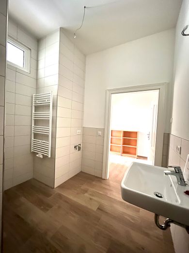smart single apartment with modern fitted kitchen, ready to move in, right by the Landeskrone, separate parking space available – barierrefreies Bad (2)