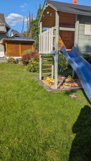 OHNE MAKLER! Freistehendes EFH auf 1.416 m² – seltenes Grundstück in zentraler Lage von Hennef – Sandkasten & Spielhaus