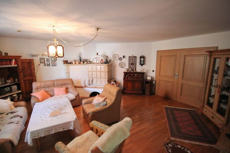 Familienfreundliches Einfamilienhaus in ruhiger Lage mit eingewachsenem Garten und Ausbaureserve – Wohnzimmer