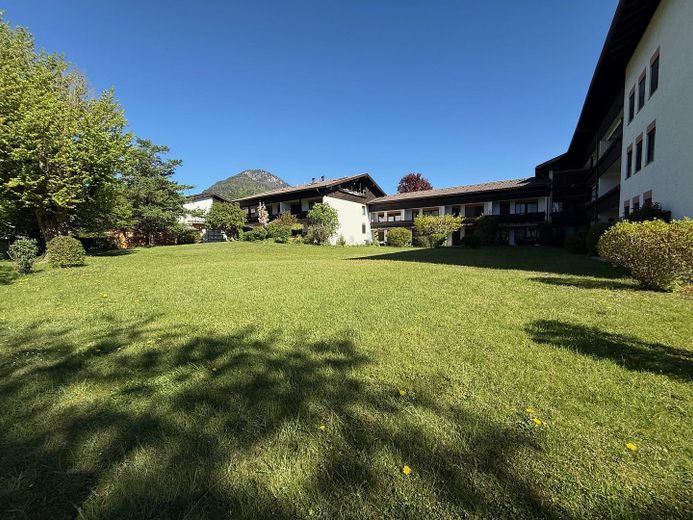 1,5 Zimmer Wohnung mit schöner privater Terrasse, Schwimmbad und Sauna – Parkähnliches Grundstück