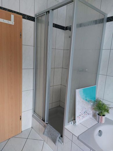 Eigennutzer aufgepasst: Helle, neuwertige Eigentumswohnung in Differten zu verkaufen! – Bad mit Wanne und Dusche