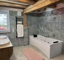 EG Bad mit Whirlpool Badewanne