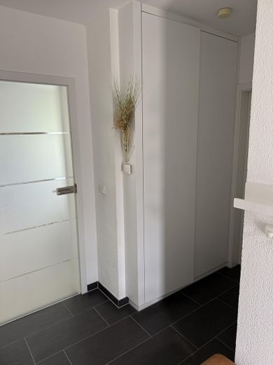 Modernes Einfamilienhaus mit Wintergarten, Doppelgarage und liebevoll angelegtem Garten in Schwendi – Diele mit Einbauschrank