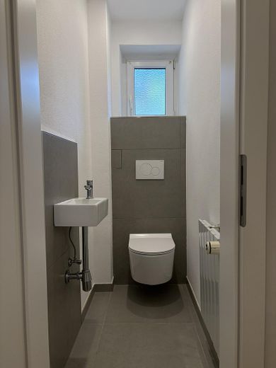 Frisch modernisierte 3-Zimmer-Wohnung mit Loggia – sofort bezugsfrei und Provisionsfrei – WC mit Tageslichtfenster