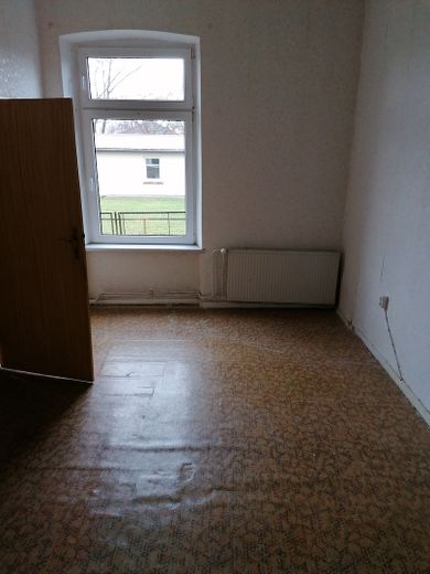 große Gutshaushälfte mit tollem Grundstück am Naturschutzgebiet, sehr ruhig gelegen – Zimmer 3,EG rechts, vor Renov.