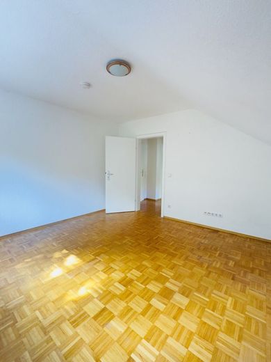Mehrfamilienhaus in Bergisch Gladbach mit großem Grundstück &amp; Entwicklungspotenzial – Schlafzimmeransicht im DG