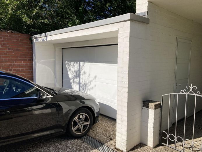 Garage mit Seiteneingang vom H