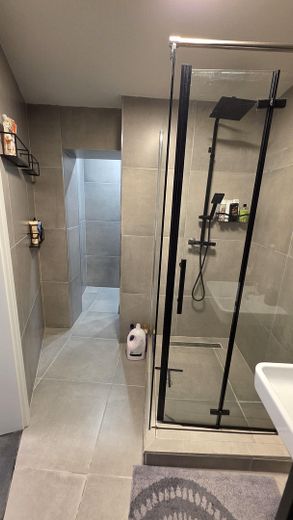 Volledig gerenoveerd appartement met nieuwe inbouwkeuken voor alleenstaande – Foto 8