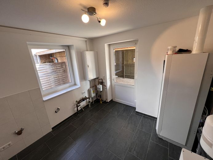 Casa unifamiliare a Schwabstedt, con impianto fotovoltaico, accumulo e solare termico – Technikraum