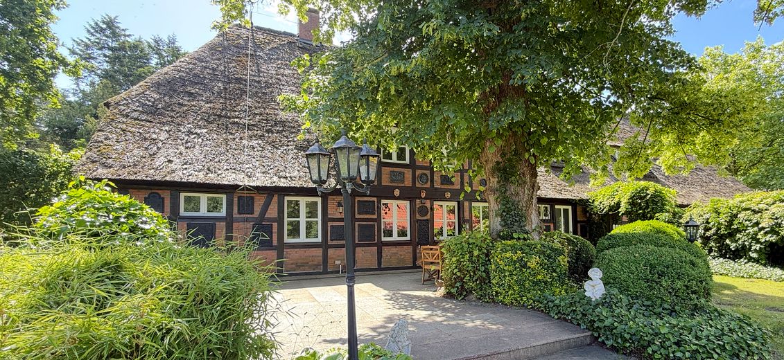 Exkl. Anwesen, Family-Office oder Pferdehof nur 64 km von Hamburg - max. bis 30 ha Eigenland möglich – Terrasse