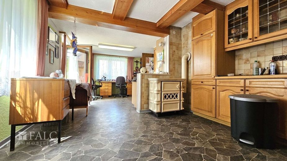 Zweifamilienhaus mit Potenzial in Landau a. d. Isar - zwei Wohneinheiten, Garage &amp; Garten – Küche EG