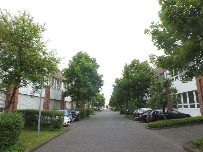 Moderne Büro- und Hallenflächen in Porz zu vermieten – Parkansicht