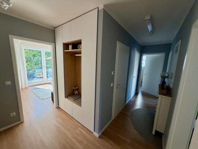 Sin comisión: Moderno apartamento de 4 habitaciones con balcón orientado al oeste y plaza de garaje subterránea con posibilidad de carga – Flur