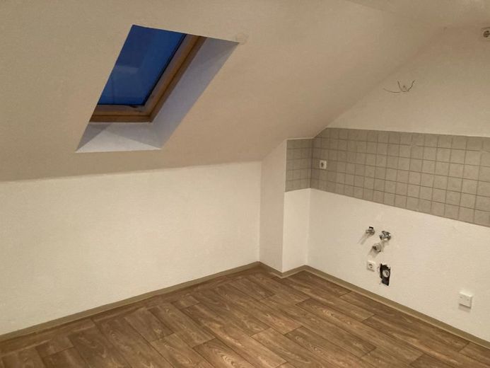 Gemütliche DG 2-Zimmer mit Einbauküche, Laminat, Wannenbad und Balkon in guter Lage! – PHOTO-2021-11-12-10-05-51_7