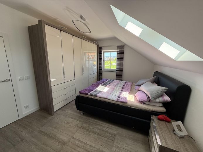 ETW mit gehobener Ausstattung und Fernblick in beliebtem Wohnviertel von Hengersberg – Schlafzimmer 