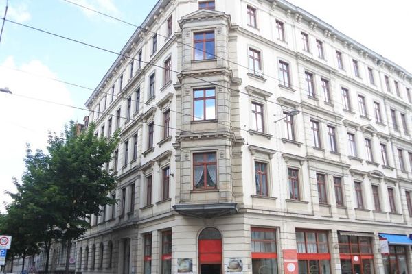 Luminoso appartamento ristrutturato di 2 locali al 4° piano nel rinomato quartiere Waldstraßenviertel, con cucina componibile, bagno con vasca + doccia, ascensore