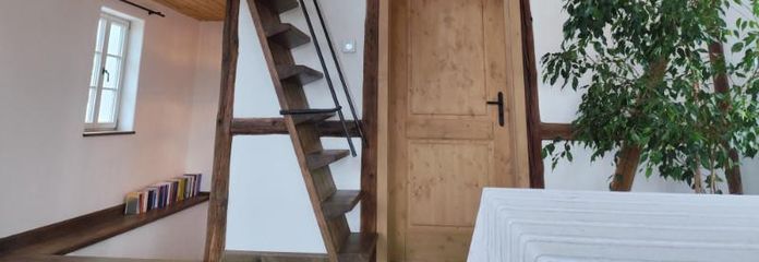 Ein Zuhause mit Charakter – Fachwerk, Lehm & Abendsonne – Wohnbereich mit Schlafgalerie