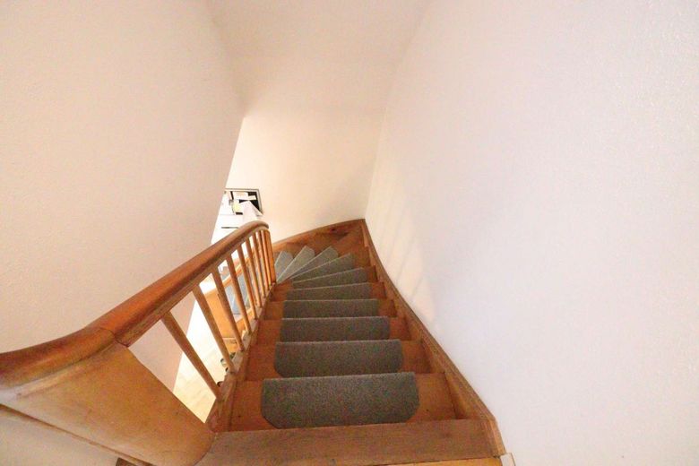 WRS Immobilien - käuferprovisionsfrei - Alzenau - Generationenhaus oder Wohnen + Arbeiten in Einem – Treppenaufgang