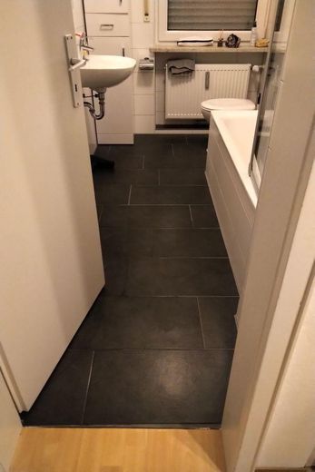 Freshly renovated 2-room apartment with kitchen and bathroom in Augsburg-Göggingen – Bad (Muster)