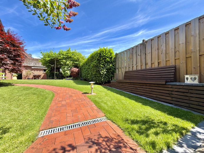 Gartenansicht mit Sitzgelegenh
