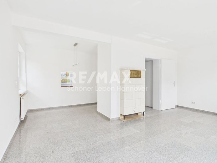 Mehr Platz als erwartet, modernisierte DHH, mit wohnlich ausgebautem Keller mit  eigenem Eingang. – Wohnzimmer