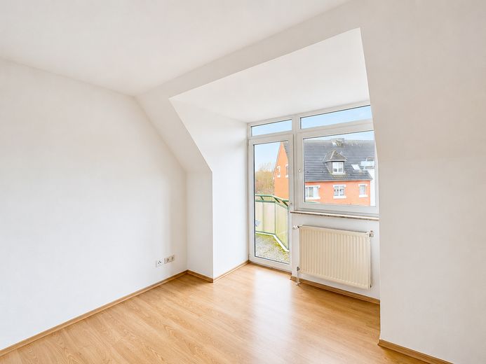3-Zimmer-Dachgeschosswohnung mit tollem Grundriss – Wohnzimmer-Blick auf Balkon