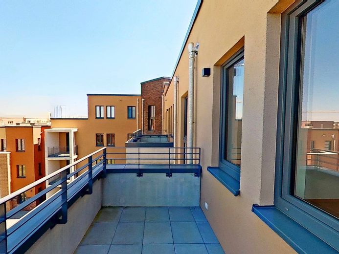 Vivienda moderna en Kronsrode: piso de 4 habitaciones con COCINA EQUIPADA, BALCÓN y LOGIA – Balkon