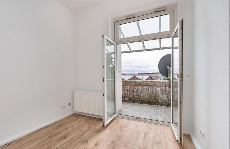 Leben in einer renovierten 3-Zimmer Wohnung mit Balkon – Blick auf Balkon