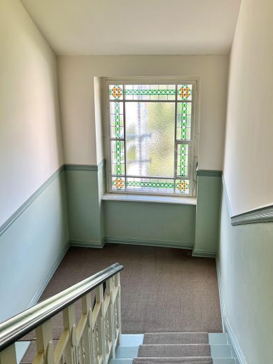 Vivienda moderna con apariencia histórica - Piso en propiedad completamente renovado - directamente del propietario – Treppenhaus