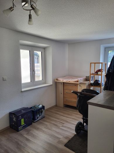 Casa unifamiliar completamente renovada con amplio jardín en una ubicación tranquila y bien comunicada – Durchgangszimmer EG
