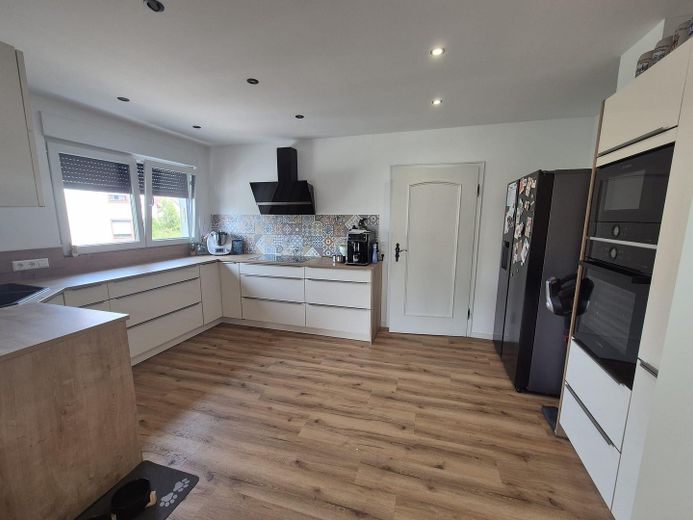 Partially renovated 6-room semi-detached house – Küche Wohnung OG