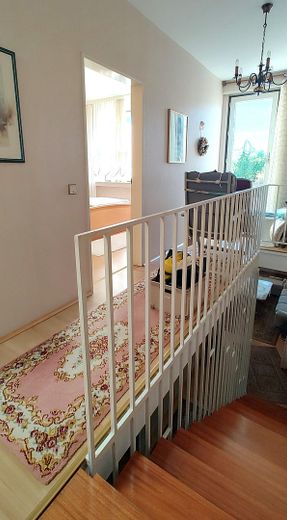 Casa a schiera ben tenuta con ampia terrazza sul tetto soleggiata e molto spazio – Diele OG zum Schlafzi./Dachter