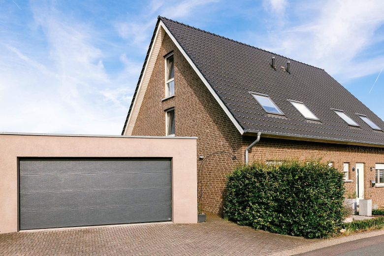 Senza commissioni! Casa bifamiliare sfalsata su più livelli, personalizzata, con garage doppio e vista panoramica! – Hausansicht